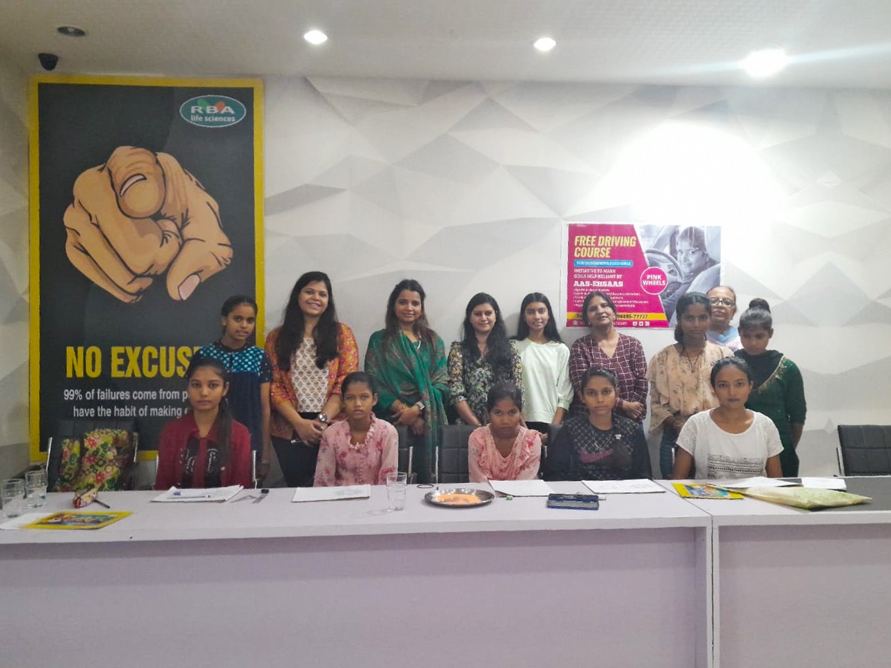 Read more about the article AAP State Joint Secretary Youth Gunjeet Ruchi Bawa and NGO AAS-EHSAAS organised a 7-Day rangoli-making workshop for underprivileged girls with an aim to open the doors of opportunities and careers in future through their creativity
